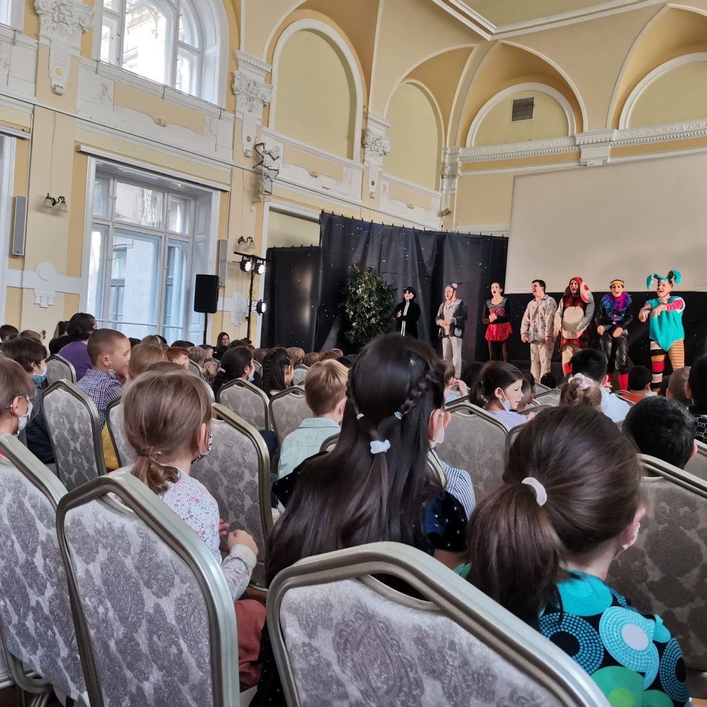 A Lázár Ervin program keretein belül a Ferencvárosi Ádám Jenő Zeneiskolában az "Utazás a szempillám mögött "című zenés mesejátékot néztük meg.